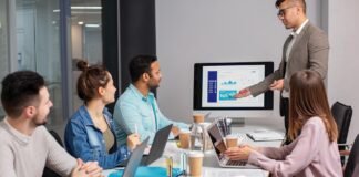 Malcolm Gladwell, Arianna Huffington Lead Staffbase VOICES 2025 Malcolm Gladwell, Arianna Huffington Lead Staffbase VOICES 2025