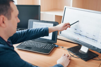 HR dashboards show faster hiring, lower recruiter workloads, and AI-driven applicant processing as ATS vendors push talent intelligence.